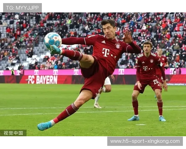 莱万落点判断极为精准,拜仁前场补射机会不断 莱万落点判断极为精准,拜仁前场补射机会不断