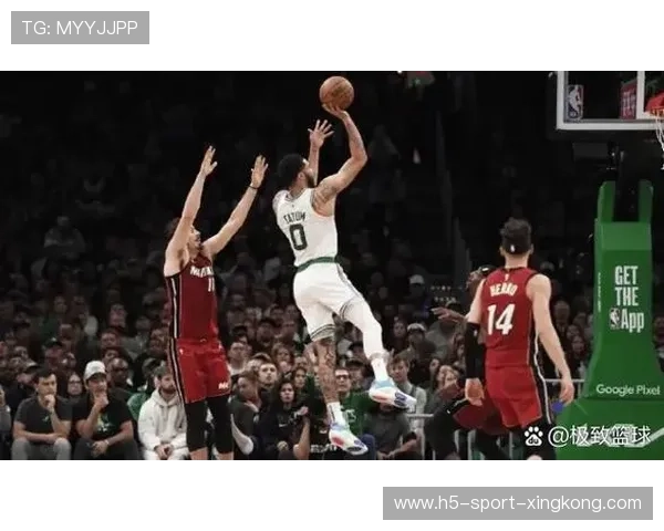 凯尔特人塔图姆抢断反击顺势暴扣——速度与决心在篮筐前的瞬间