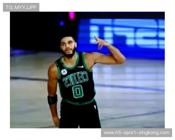 凯尔特人塔图姆抢断反击顺势暴扣——速度与决心在篮筐前的瞬间