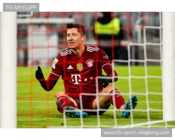 拜仁莱万前点抢射门将扑救不及，比分改写瞬间燃爆赛场